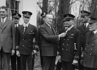 Coolidge awarding Medal of Honor to Byrd and Bennett 1927 (Image: Wikimedia Commons)