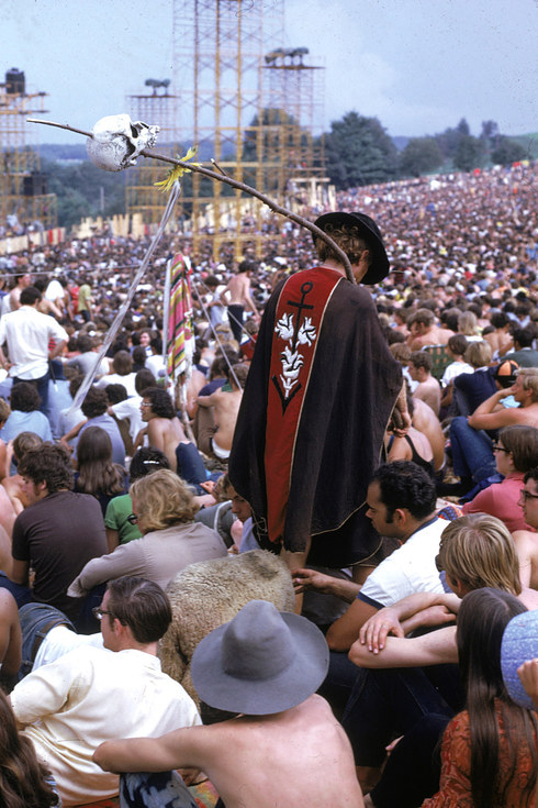  Woodstock Music & Art Fair. 15th August 1969, over 400,000 young people descend to Bethel, New York for ‘3 Days of Peace & Music’ Image Source: http://www.buzzfeed.com/gabrielsanchez/pictures-that-show-just-how-crazy-woodstock-really-was#.jfJV11jPw 